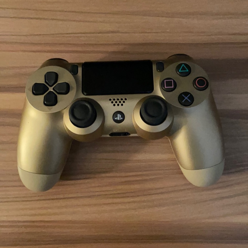 I’m selling a ps4 controller